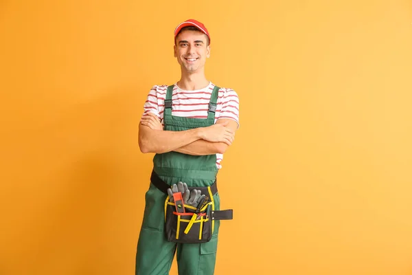 Hermoso Trabajador Masculino Sobre Fondo Color — Foto de Stock