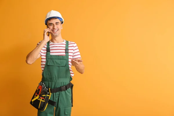 Hombre Guapo Trabajador Hablando Por Teléfono Fondo Color — Foto de Stock