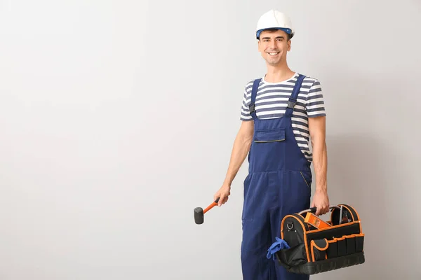 Hermoso Trabajador Masculino Sobre Fondo Claro — Foto de Stock