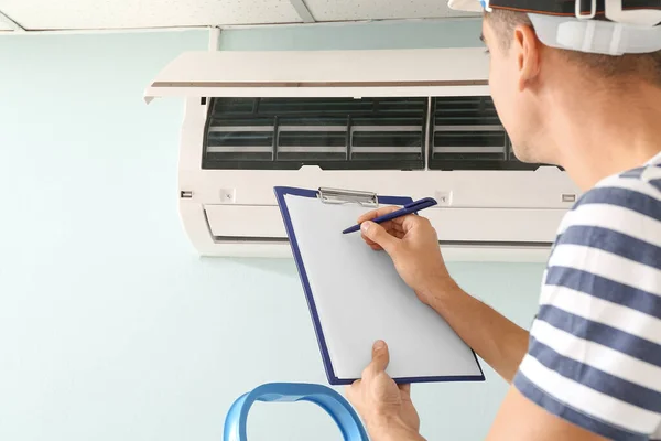 Mannelijke Technicus Airconditioner Binnenshuis Herstellen — Stockfoto