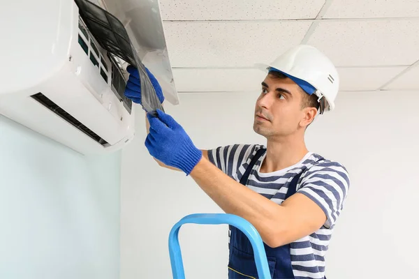 Técnico Masculino Reparando Condicionado Dentro Casa — Fotografia de Stock