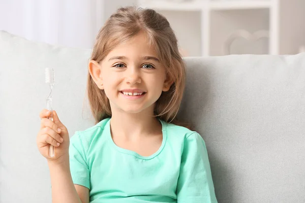 Menina Bonito Com Escova Dentes Casa — Fotografia de Stock