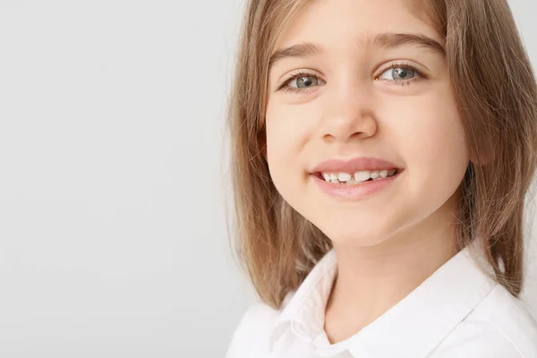 Menina Feliz Com Dentes Saudáveis Fundo Luz — Fotografia de Stock