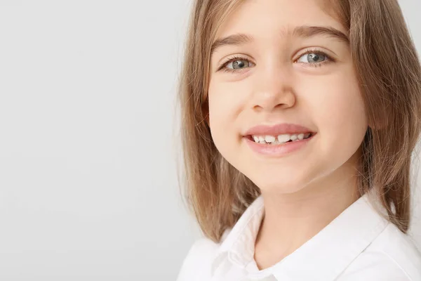 Gelukkig Klein Meisje Met Gezonde Tanden Lichte Achtergrond — Stockfoto