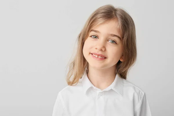 Счастливая Маленькая Девочка Здоровыми Зубами Светлом Фоне — стоковое фото