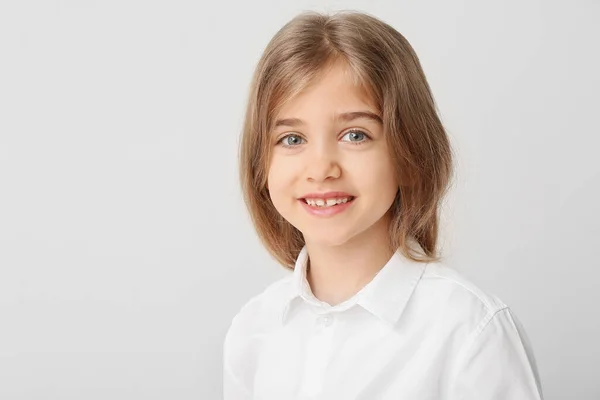 Felice Bambina Con Denti Sani Sfondo Chiaro — Foto Stock