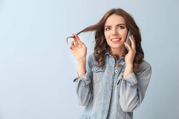 Giovane Donna Che Parla Con Telefono Cellulare Sfondo Colore — Foto Stock