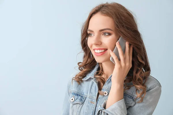 Young Woman Talking Mobile Phone Color Background — Stock Photo, Image