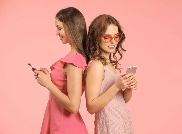 Mladé Ženy Mobilními Telefony Barevném Pozadí — Stock fotografie