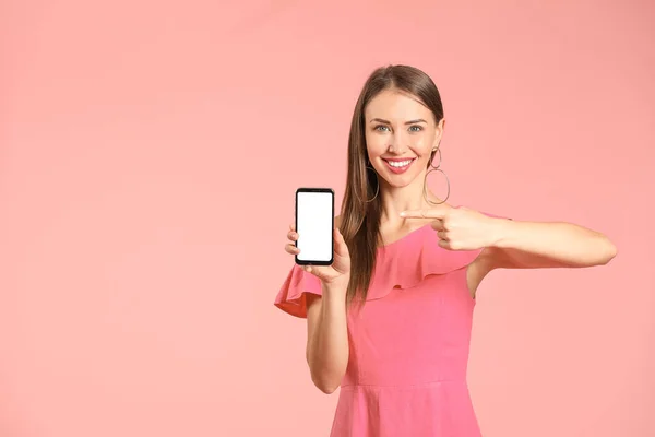 Mujer Joven Con Teléfono Móvil Sobre Fondo Color — Foto de Stock