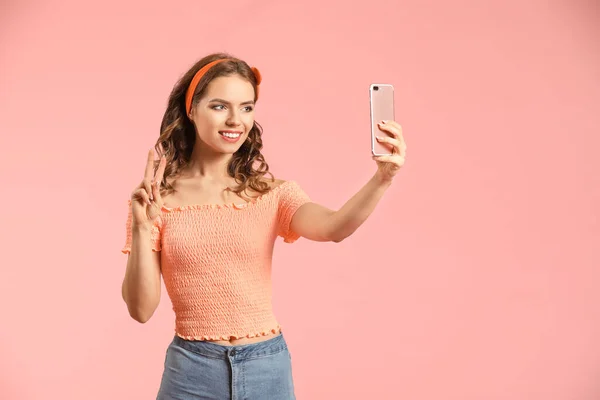 Mladá Žena Mobilním Telefonem Selfie Barevném Pozadí — Stock fotografie