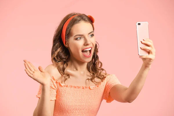 Mujer Joven Con Teléfono Móvil Tomando Selfie Sobre Fondo Color — Foto de Stock