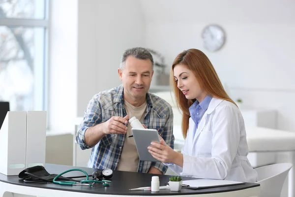 Mature Man Visiting Doctor Clinic — Stock Photo, Image