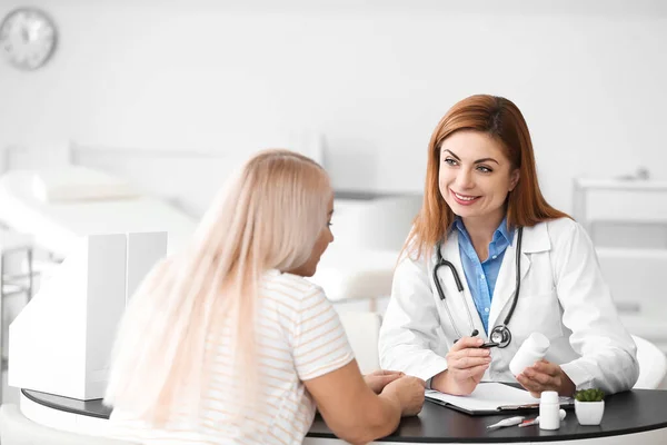 Mature Woman Visiting Doctor Clinic — Stock Photo, Image