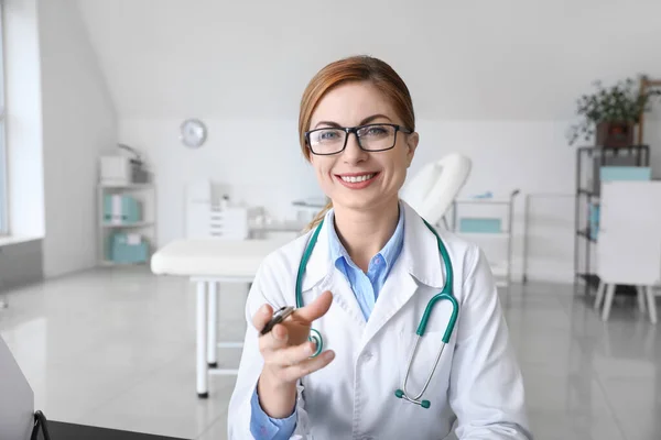 Female Doctor Using Video Chat Clinic — Stock Photo, Image