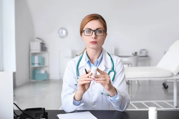 Γυναίκα Γιατρός Που Χρησιμοποιεί Βίντεο Chat Στην Κλινική — Φωτογραφία Αρχείου