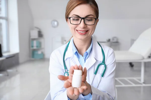 Female Doctor Using Video Chat Clinic — Stock Photo, Image