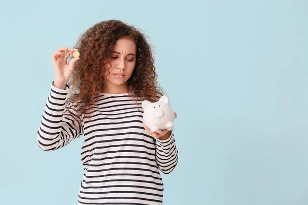 Mujer Afroamericana Con Alcancía Sobre Fondo Color —  Fotos de Stock