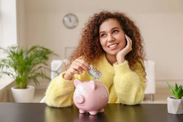 Mujer Afroamericana Con Alcancía Casa —  Fotos de Stock