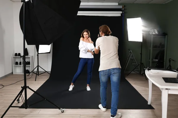 Professional Photographer Working Model Studio — Stock Photo, Image