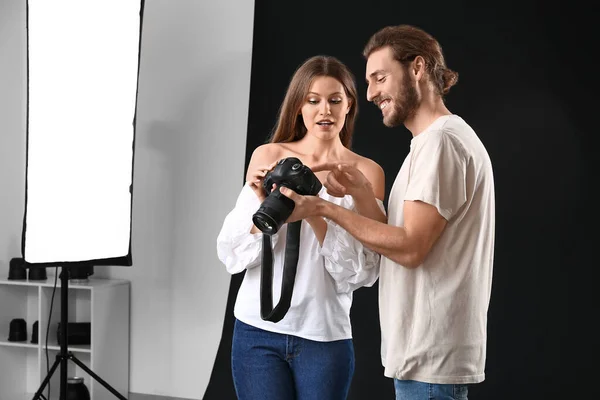 Fotógrafo Profissional Mostrando Fotos Para Modelar Estúdio — Fotografia de Stock