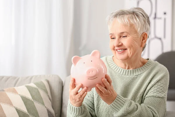 Mulher Sênior Com Banco Porquinho Casa — Fotografia de Stock