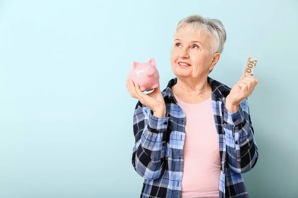 Mulher Sênior Com Banco Porquinho Dinheiro Fundo Cor — Fotografia de Stock