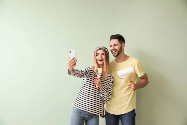 Feliz Joven Pareja Tomando Selfie Durante Reparación Nueva Casa — Foto de Stock