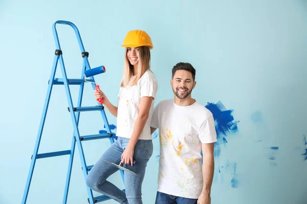 Felice Giovane Coppia Facendo Riparazione Nella Loro Nuova Casa — Foto Stock