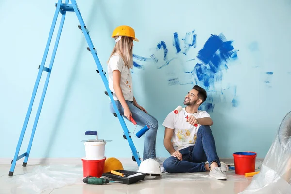 Felice Giovane Coppia Facendo Riparazione Nella Loro Nuova Casa — Foto Stock