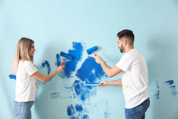 Feliz Jovem Casal Parede Pintura Sua Nova Casa — Fotografia de Stock