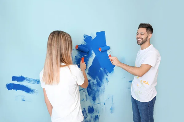 Glada Unga Par Målning Vägg Sitt Nya Hus — Stockfoto