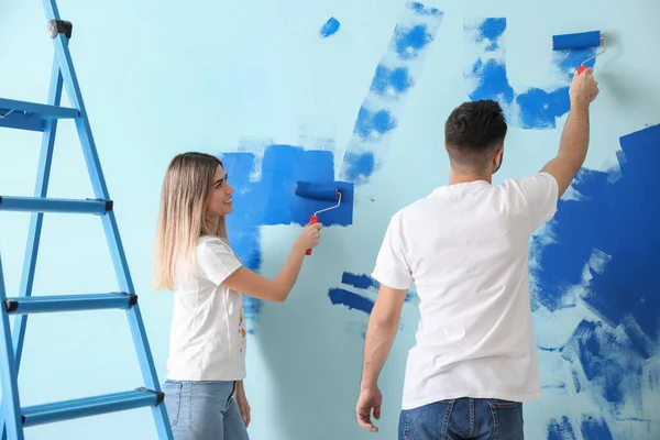 Felice Giovane Coppia Pittura Muro Nella Loro Nuova Casa — Foto Stock