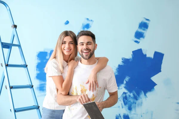 Felice Giovane Coppia Facendo Riparazione Nella Loro Nuova Casa — Foto Stock