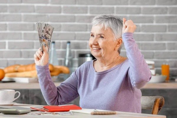 Szczęśliwa Starsza Kobieta Pieniędzmi Domu — Zdjęcie stockowe