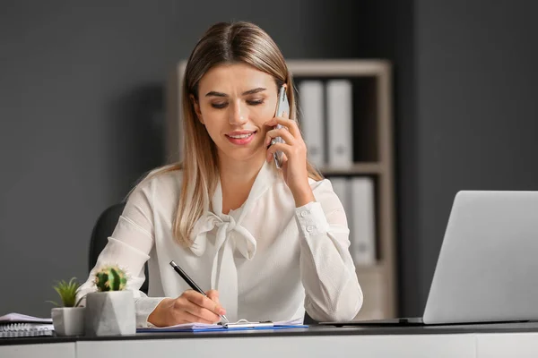 Young Businesswoman Talking Mobile Phone Office — Stock Photo, Image