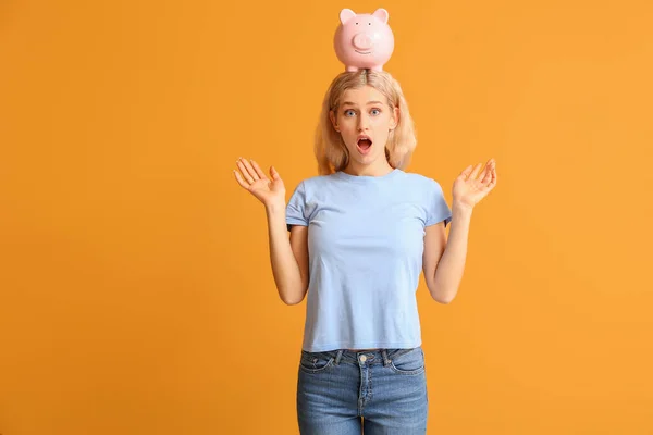 Surpreendida Jovem Mulher Com Porquinho Banco Fundo Cor — Fotografia de Stock