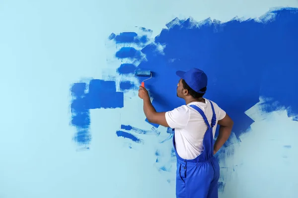 Trabajador Afroamericano Pintando Pared Habitación — Foto de Stock