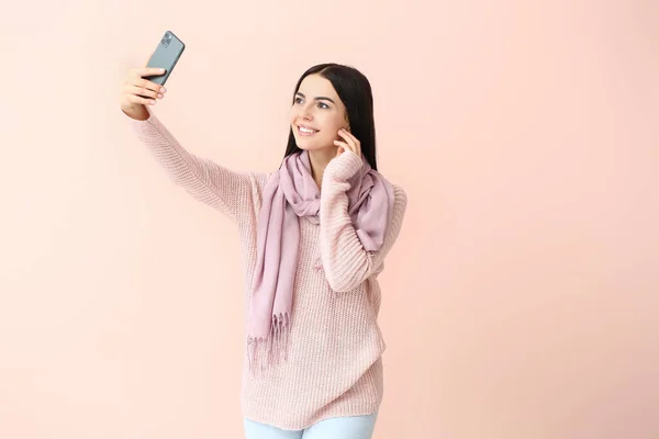 Beautiful Young Woman Warm Sweater Taking Selfie Color Background — Stock Photo, Image