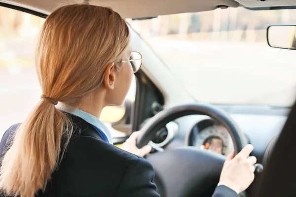 Krásná Žena Řízení Taxi Auto — Stock fotografie