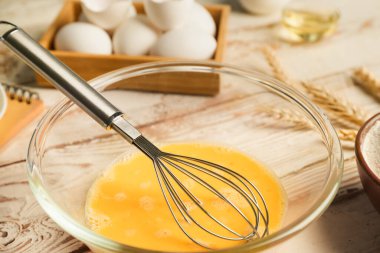 Masada yumurtaları hazırlıyorum, yakın plan.