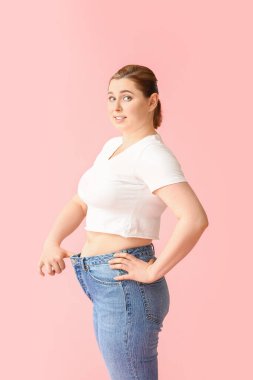 Renk arkaplanını incelttikten sonra bol elbiseli şişman kadın