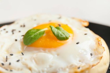 Tabakta sahanda yumurtalı sandviç, yakın plan.