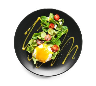 Beyaz arka planda lezzetli bir Benedict yumurtası.