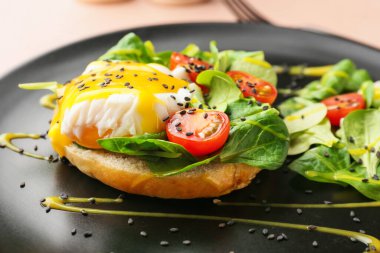 Benedict yumurtası tabakta, yakın plan.