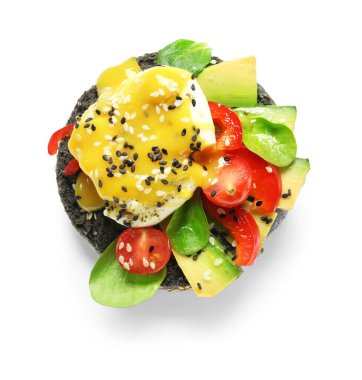 Beyaz arka planda lezzetli bir Benedict yumurtası.