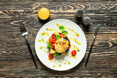 Ahşap arka planda Benedict yumurtası.