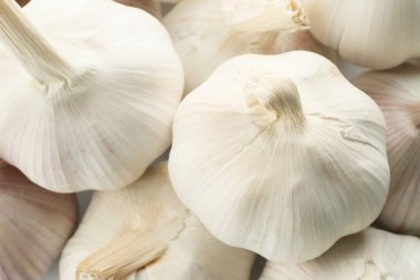 Bir yığın taze sarımsak, yakın plan.