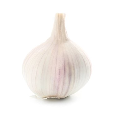 Beyaz arka planda taze sarımsak