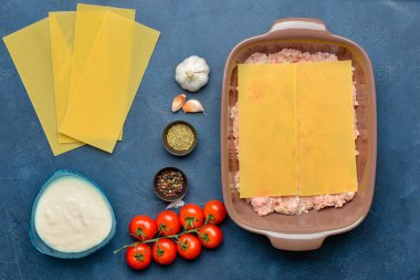 Renk arkaplanındaki lazanya içeriği